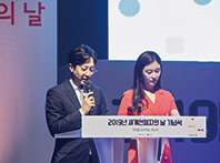 기념식 진행하는 전민기, 송서영 아나운서 사진